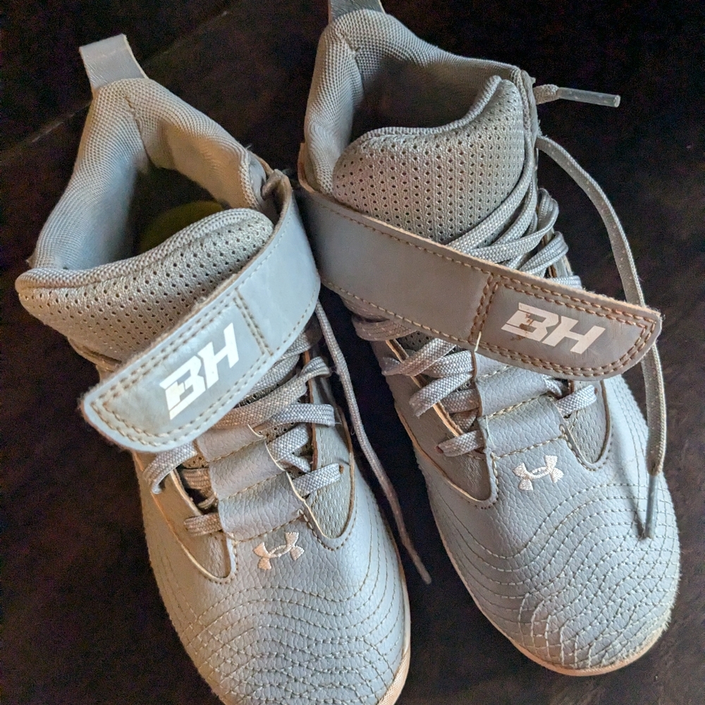 Under Armour, kids softball cleats, size 3Y